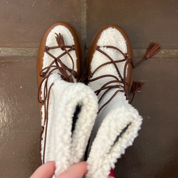 Aquazzura very gstaad shearling and leather ankle boots - Picture 4 of 7